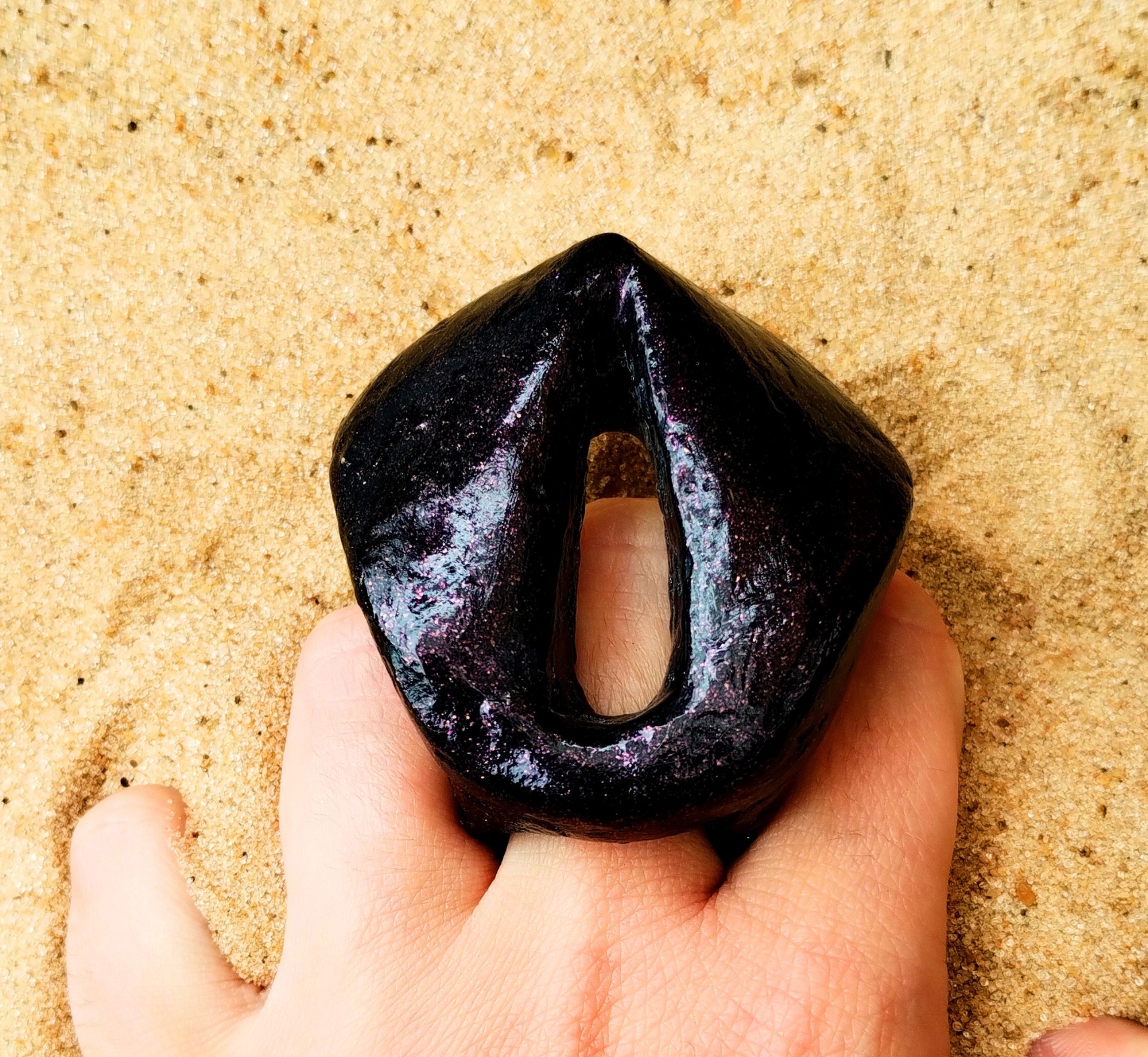 Anillo Mantarraya Negra de Luciana Andrea Sessa, inspirado en la geometría y fluidez de las mantarrayas oceánicas. Realizado en plastico reciclado