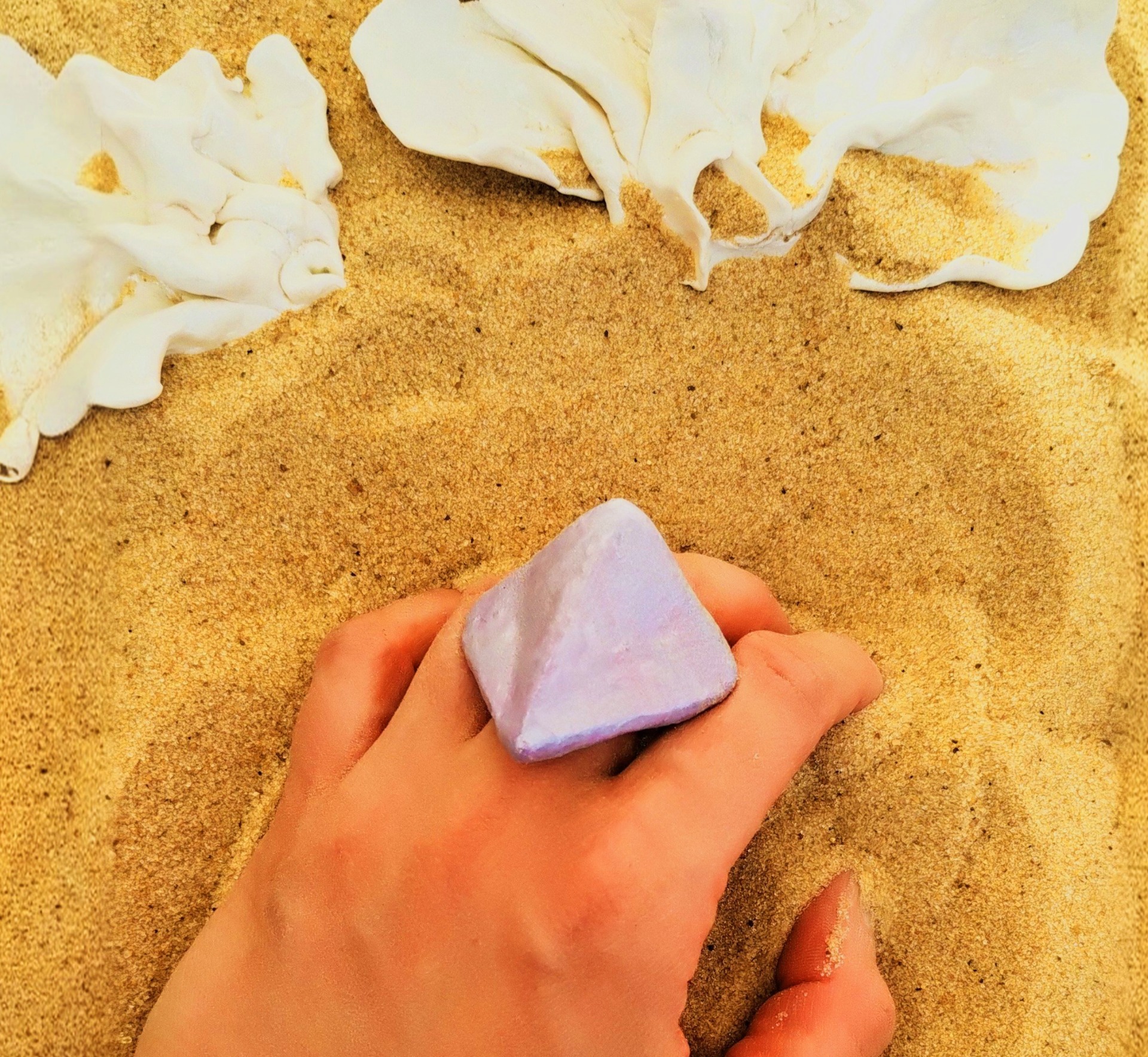 Anillo Mantarraya Bebé en plástico reciclado negro con silueta orgánica y compacta inspirada en una mantarraya bebé. Diseñado por Luciana Andrea Sessa