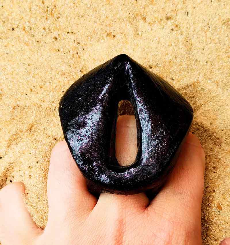 Anillo Mantarraya Negra de Luciana Andrea Sessa, inspirado en la geometría y fluidez de las mantarrayas oceánicas. Realizado en plastico reciclado