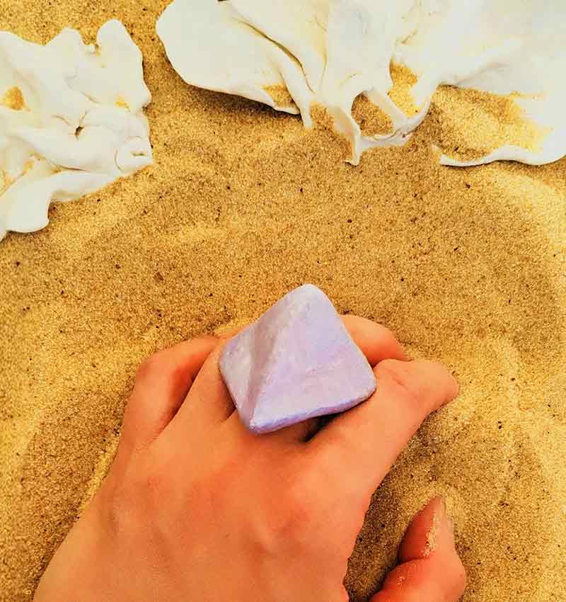 Anillo Mantarraya Bebé en plástico reciclado negro con silueta orgánica y compacta inspirada en una mantarraya bebé. Diseñado por Luciana Andrea Sessa