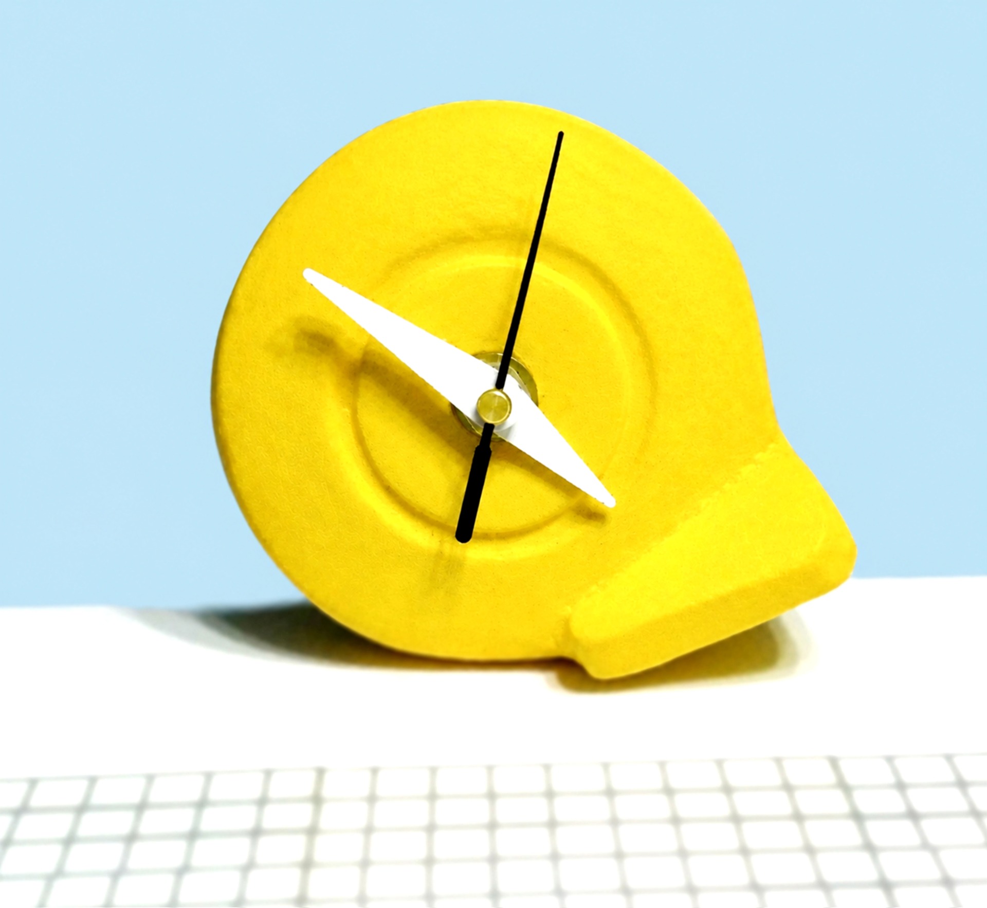 Reloj Equi, realizado en concreto, diseñado por Luciana Andrea Sessa